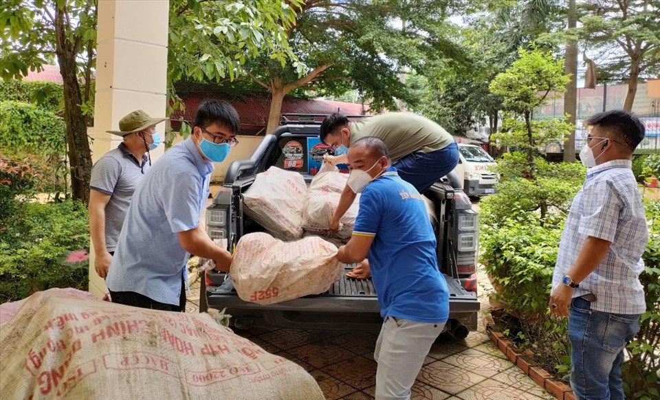 Bình Phước gửi quà quê cho người dân ở tâm dịch Bình Dương, Thành phố Hồ Chí Minh: Ảnh: Thắng Trân Bình Phước gửi quà quê cho người dân ở tâm dịch Bình Dương, Thành phố Hồ Chí Minh: Ảnh: Thắng Trân