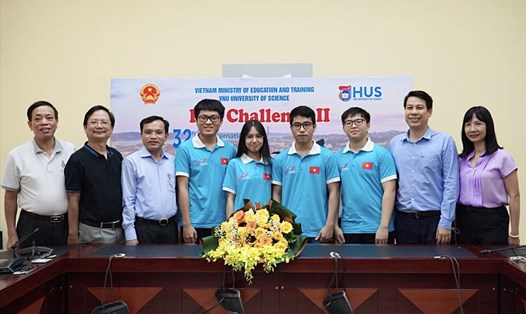Đại diện Bộ Giáo dục và Đào tạo chúc mừng thành tích của đội tuyển Olympic Sinh học Việt Nam.
