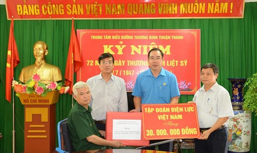 Đồng chí Đỗ Đức Hùng - Chủ tịch Công đoàn Điện lực Việt Nam (thứ hai, bên phải sang) trao quà tới Trung tâm chăm sóc thương bệnh binh, nhân dịp kỷ niệm 72 năm ngày thương binh liệt sĩ. Ảnh: Đắc Cường