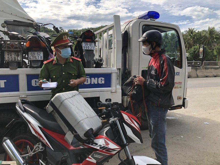 Hàng trăm người chạy xe máy từ vùng dịch về Quảng Ngãi. Ảnh: Thanh Chung