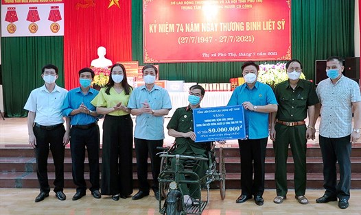 Ông Hà Đức Quảng, Chủ tịch LĐLĐ tỉnh Phú Thọ (thứ 3 từ phải qua) tặng quà của Tổng LĐLĐVN cho các thương binh. Ảnh: Hoàng Tuấn