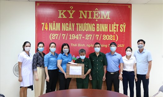 Lãnh đạo Công đoàn Viên chức tỉnh Thái Bình tặng quà người có công tại Trung tâm chăm sóc và phục hồi chức năng cho người tâm thần. Ảnh: Bá Mạnh