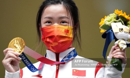 Yang Qian giành tấm Huy chương vàng đầu tiên của Olympic Tokyo 2020 ở môn bắn súng. Ảnh: AFP.