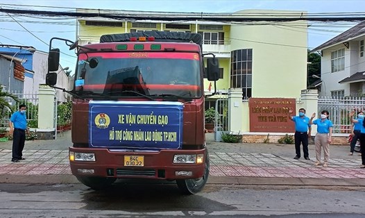 Chuyến xe thứ 2 vận chuyển 19 tấn gạo từ LĐLĐ tỉnh Trà Vinh đã xuất phát lên đường về TP.HCM hỗ trợ đoàn viên, CNLĐ. Ảnh: Trí Dũng