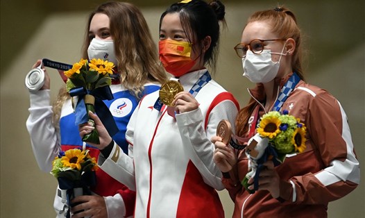 Yang Qian của đoàn Trung Quốc là vận động viên đầu tiên giành Huy chương Vàng tại Olympic Tokyo 2020. Ảnh: AFP