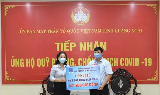 Chủ tịch Công đoàn cơ sở BSR Khuất Thị Lê đại diện người lao động Công ty trao ủng hộ tỉnh Quảng Ngãi phòng, chống COVID-19. Ảnh: CĐCT