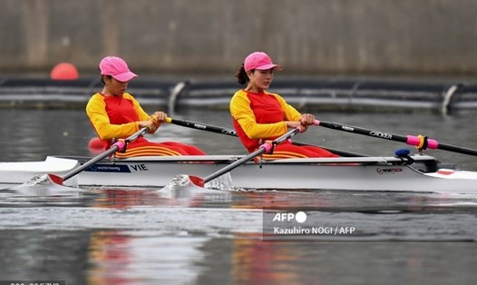 Bộ đôi Lường Thị Thảo - Đinh Thị Hảo về đích ở vị trí thứ 4 và buộc phải tranh vé vớt vào bán kết nội dung thuyền đôi hạng nhẹ môn rowing tại Olympic Tokyo 2020. Ảnh: AFP