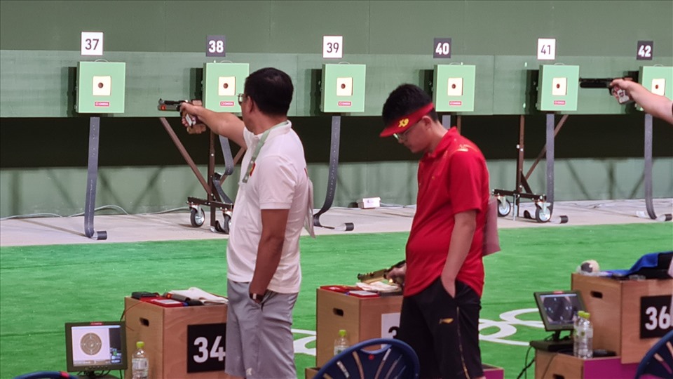 Xạ thủ Hoàng Xuân Vinh tranh tài ở nội dung 10m súng ngắn hơi nam. Ảnh: Đoàn TTVN
