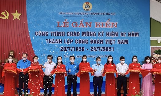 LĐLĐ Thành phố Hà Nội gắn biển công trình cải tạo, nâng cấp Trường mầm non Minh Trí A nhân kỷ niệm 92 năm thành lập Công đoàn Việt Nam. Ảnh:CĐHN