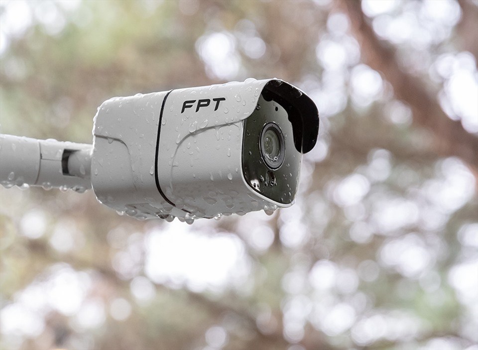 Mẫu FPT camera SME ngoài trời có khả năng chịu nhiệt 75 độ C, kháng bụi và nước chuẩn IP66. Ảnh: DNCC.