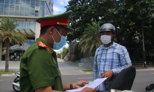 Lực lượng chức năng quận Hải Châu kiểm tra giấy tờ của người dân khi ra đường. Ảnh: Thanh Chung