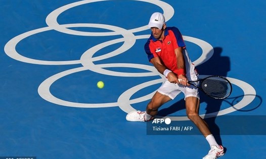 Novak Djokovic dễ dàng đánh bại Hugo Dellien ở trận ra quân tại Olympic Tokyo 2020. Ảnh: AFP