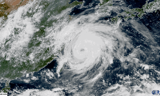 Hình ảnh vệ tinh bão In-fa ngoài khơi bờ biển phía đông Trung Quốc vào trưa 24.7. Ảnh: Canadian Internet Registration Authority (CIRA)