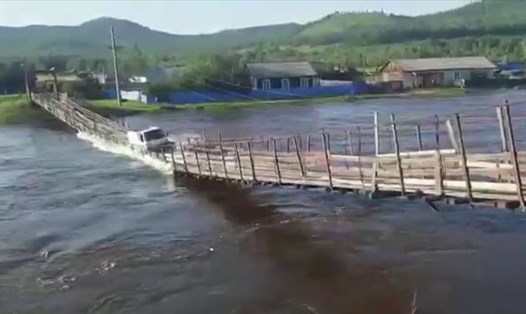 Sập cầu, xe tải bị nước sông cuốn đi ở Nga. Ảnh chụp màn hình