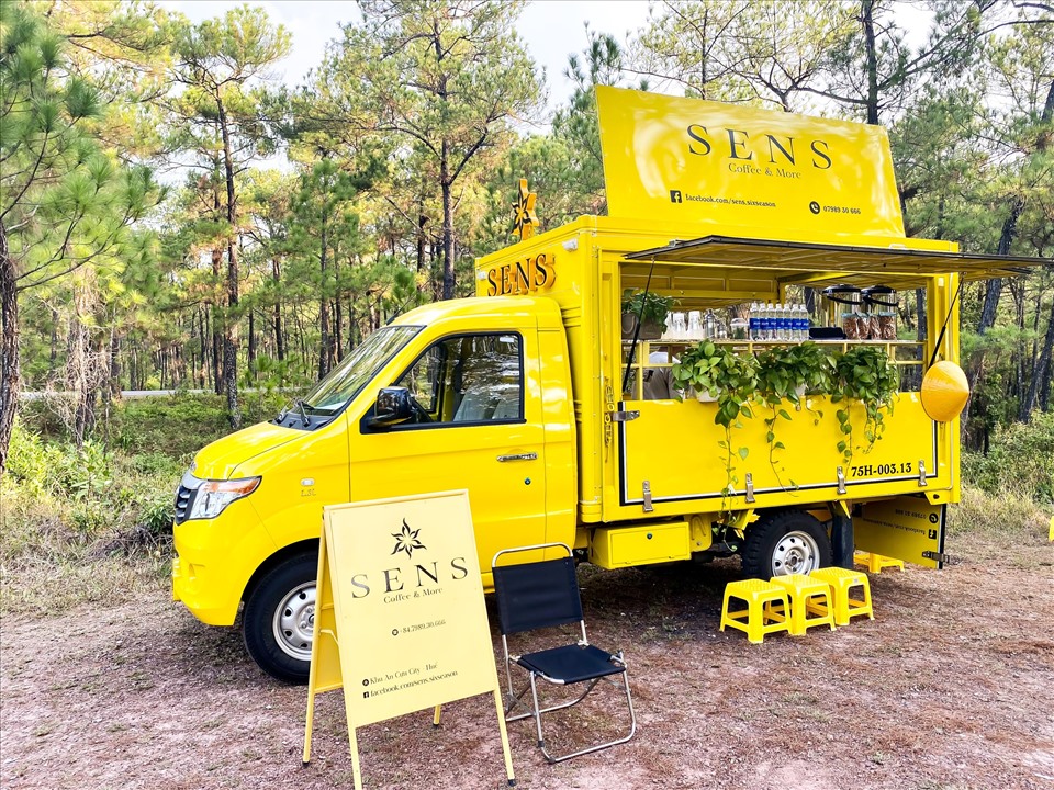 Tất cả những thứ cần thiết của quán cafe đều được gói gọn trên một chiếc xe nhỏ. Ảnh: Quỳnh Nhi.