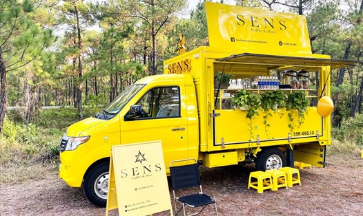 Tất cả những thứ cần thiết của quán cafe đều được gói gọn trên một chiếc xe nhỏ. Ảnh: Quỳnh Nhi.