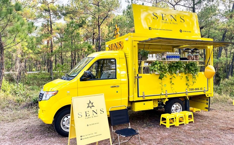 Tất cả những thứ cần thiết của quán cafe đều được gói gọn trên một chiếc xe nhỏ. Ảnh: Quỳnh Nhi.