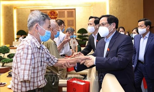 Thủ tướng Phạm Minh Chính gặp mặt, tri ân đại biểu người có công với cách mạng. Ảnh: Dương Giang/TTXVN