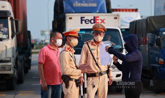 Đối với các trường hợp tài xế chống đối, không chịu quay đầu và Công an thành phố Hà Nội đã huy động lực lượng CS 113 cưỡng chế bắt xe quay đầu. Ảnh minh hoạ: Hải Nguyễn