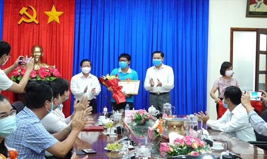 Lãnh đạo TP Cần Thơ tặng hoa và bằng khen chúc mừng thành tích của em Đặng Lê Nguyên Khang. Ảnh: Minh Ánh