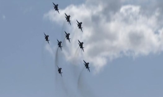 Chín chiếc MiG Nga nhào lộn trên không. Ảnh chụp màn hình
