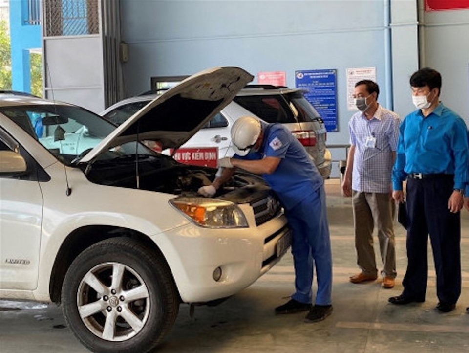 Ông Đỗ Nga Việt - Chủ tịch Công đoàn Giao thông Vận tải Việt Nam (ngoài cùng bên phải) động viên người lao động. Ảnh: CĐGT