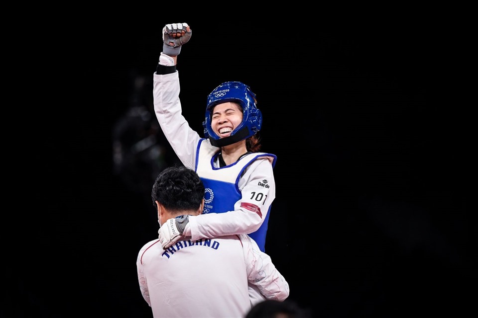 Võ sĩ Panipak giành tấm Huy chương vàng Olympic lịch sử cho taekwondo Thái Lan tối 24.7. Ảnh: Siam Sports.