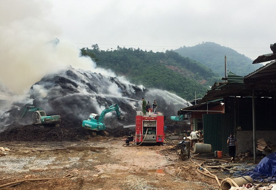 Lực lượng chức năng đang tiến hành dập lửa ngăn ngừa cháy lan sang các xưởng khác. Ảnh: BLC.