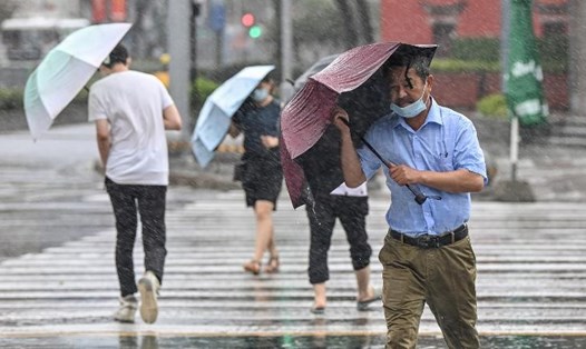 Bão In-fa đổ bộ Trung Quốc mang theo mưa to, gió giật. Ảnh: AFP