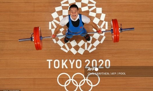 Thạch Kim Tuấn chỉ 1 lần nâng tạ thành công ở phần thi của mình tại Olympic Tokyo 2020. Ảnh: AFP.