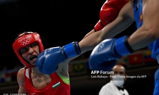 Kresteva (giáp đỏ) có kinh nghiệm vượt trội so với võ sĩ boxing Nguyễn Thị Tâm của Việt Nam. Ảnh: AFP.