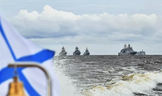 Tàu chiến Nga duyệt binh hải quân ngày 25.7. Ảnh chụp màn hình