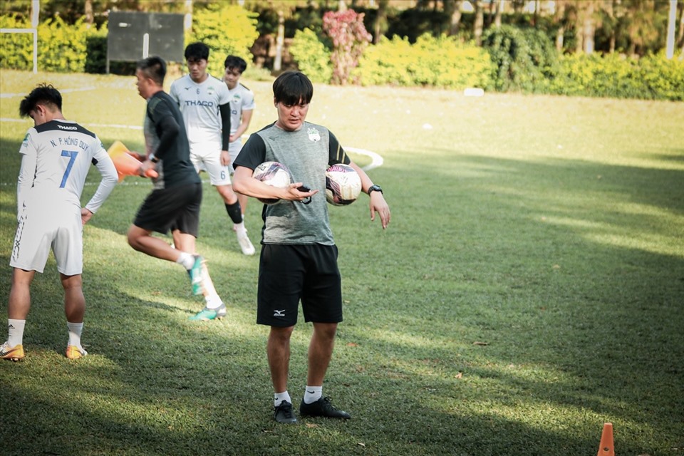Ông Kim Tae-min (Hoàng Anh Gia Lai)  làm trợ lý phân tích dữ liệu cho huấn luyện viên Park Hang-seo ở đội tuyển Việt Nam. Ảnh: L.L