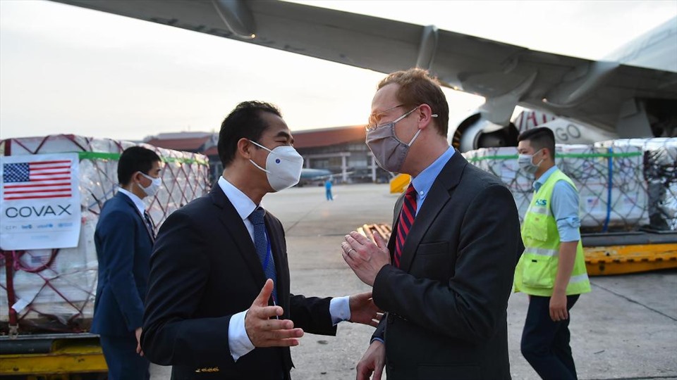 Thứ trưởng Ngoại giao Tô Anh Dũng và Đại biện lâm thời Đại sứ quán Mỹ Christopher Klein tại lễ tiếp nhận vaccine. Ảnh: BNG
