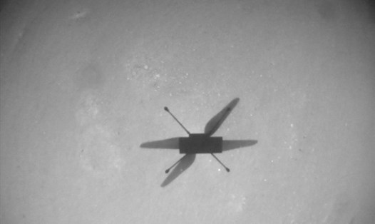 Trực thăng sao Hỏa chụp ảnh bóng của chính mình trên bề mặt hành tinh trong chuyến bay thứ 10. Ảnh: NASA