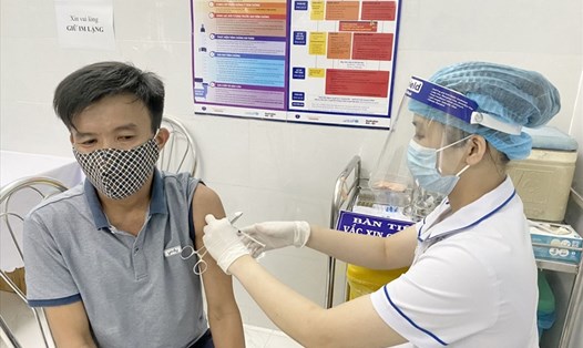 Người lao động BSR tiêm mũi thứ nhất vaccine phòng COVID-19 tại bệnh viện Đa khoa huyện Bình Sơn. Ảnh: CĐCT