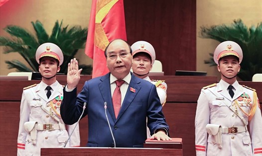 Chủ tịch nước Nguyễn Xuân Phúc thực hiện tuyên thệ.