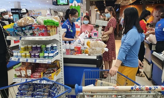 Người dân TP.Buôn Ma Thuột (tỉnh Đắk Lắk) đi mua hàng hoá thiết yếu trước khi thành phố áp dụng giãn cách theo Chỉ thị 16. Ảnh minh hoạ: Bảo Trung