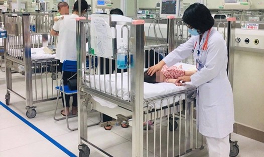 BS Phạm Thị Thanh Tâm thăm khám cho một trường hợp bệnh nhi tại khoa Cấp cứu - Chống độc (Bệnh viện Nhi Trung ương). Ảnh: BVCC