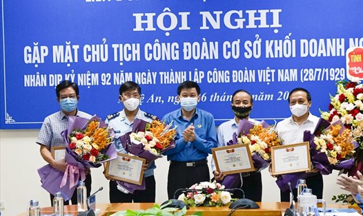 Chủ tịch LĐLĐ tỉnh Nghệ An Kha Văn Tám trao Kỷ niệm chương “Vì sự nghiệp xây dựng tổ chức Công đoàn” cho 4 cá nhân. Ảnh: Thanh Tùng