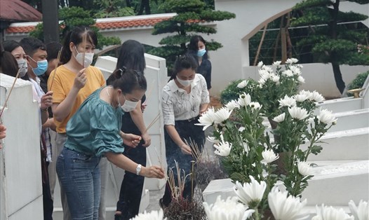 Du khách thắp hương phần mộ 10 nữ Liệt sỹ Thanh niên xung phong Ngã ba Đồng Lộc. Ảnh: Trần Tuấn.