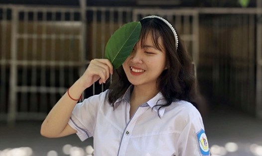 Đinh Thị Kim Ngân  – học sinh lớp 12C3 – Trường THPT chuyên Phan Bội Châu là thủ khoa khối C năm học 2021. Ảnh: NVCC