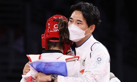 Huấn luyện viên đồng hương của Park Hang-seo, ông Choi Young-seok (phải) đã giúp taekwondo Thái Lan làm nên lịch sử với tấm Huy chương Vàng Olympic Tokyo 2020. Ảnh: Olympic