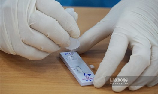 Bệnh viện Phổi Hà Nội đã xét nghiệm sàng lọc COVID-19 cho bệnh nhân, người nhà và nhân viên y tế, phát hiện nhiều ca dương tính. Ảnh: Lao Động