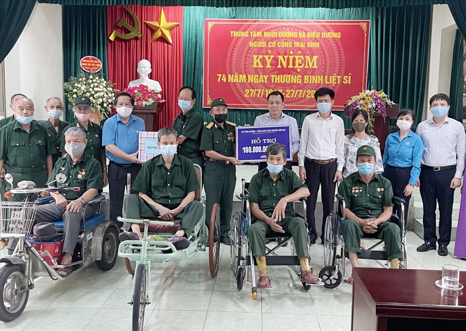 Lãnh đạo Bộ Công Thương và Công đoàn Công Thương Việt Nam tặng quà các thương, bệnh binh. Ảnh: CĐCT