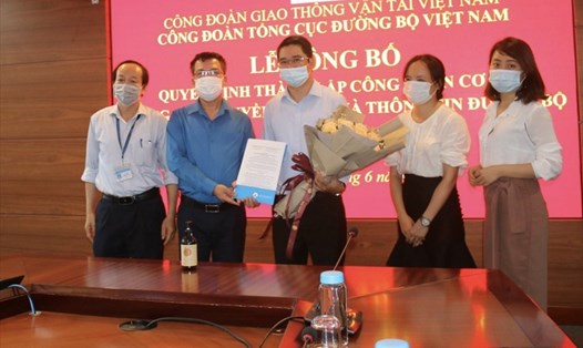 Chủ tịch Công đoàn Tổng cục Đường bộ Việt Nam - ông Nguyễn Việt Hưng (thứ 2, từ trái sang). Ảnh: TCĐB