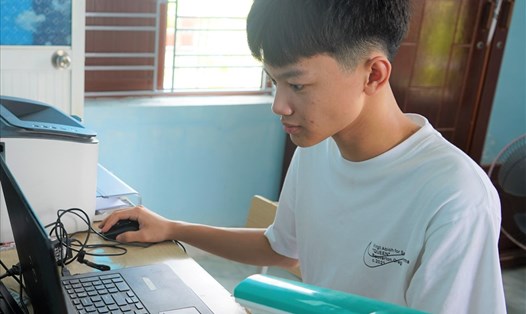 Thí sinh Trần Cao Sơn (Hải Phòng) - Thủ khoa khối A0 dành 14 tiếng/ngày để học, trong đó, chủ yếu học trực tuyến. Ảnh Mai Dung