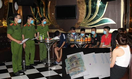 Công an huyện Lý Nhân (tỉnh Hà Nam) bắt quả tang các đối tượng cùng tang vật sử dụng để "bay lắc" trong quán karaoke. Ảnh: CA Hà Nam.