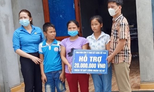 CĐCS Công ty TNHH giầy ADORA Việt Nam trao tiền hỗ trợ xây nhà mái ấm công đoàn cho gia đình đoàn viên Quách Thị Tuyết. Ảnh: NT