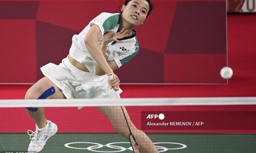 Nguyễn Thuỳ Linh trong trận đấu với Tai Tzu-ying. Ảnh: AFP